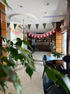 een restaurant met een tafel en stoelen en vlaggen bij Burj Al Dana Four seasons Hotel in Al Jubail