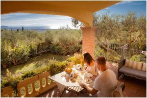 サン·ヴィンチェンツォにあるAgriturismo Costa Etruscaの男女