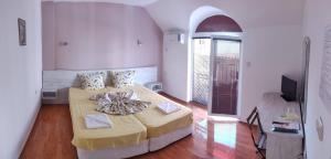- une chambre avec 2 lits et une télévision dans l'établissement Diva Primorsko, à Primorsko