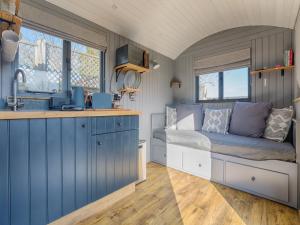 Oleskelutila majoituspaikassa Pass the Keys Whitstable Shepherds Hut minutes from the Harbour
