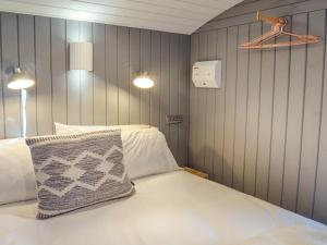 Vuode tai vuoteita majoituspaikassa Pass the Keys Whitstable Shepherds Hut minutes from the Harbour
