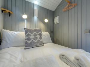 Vuode tai vuoteita majoituspaikassa Pass the Keys Whitstable Shepherds Hut minutes from the Harbour