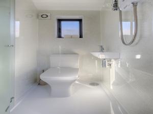 Kylpyhuone majoituspaikassa Pass the Keys Whitstable Shepherds Hut minutes from the Harbour