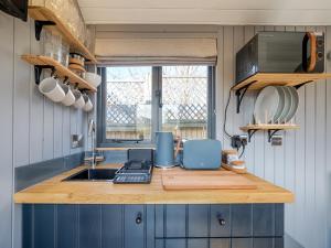 Majoituspaikan Pass the Keys Whitstable Shepherds Hut minutes from the Harbour keittiö tai keittotila