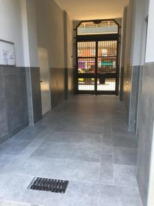 een lege hal met een deur in een gebouw bij Studio Monte Ceneri in Milaan