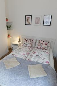 Postel nebo postele na pokoji v ubytování Emily's Lovely Place