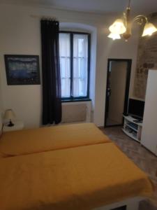 1 dormitorio con cama y ventana en Apartment Poluotok, en Zadar