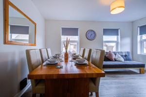 a dining room with a wooden table and chairs at Pass the Keys City beach flat next to the sea sleeps up to 6 in Southend-on-Sea