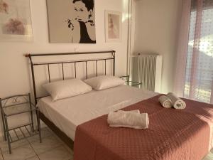 - une chambre avec un lit et une table avec des serviettes dans l'établissement Aphrodite-Recently Renovated Modern Apartment, à Athènes