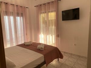 une chambre avec un lit avec deux serviettes dessus dans l'établissement Aphrodite-Recently Renovated Modern Apartment, à Athènes