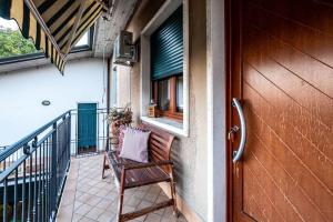 um alpendre com uma porta de madeira e uma cadeira em Nadia Green House em Ganfardine
