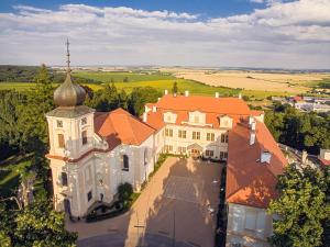 Letecký snímek ubytování Chateau Loucen Garden Retreat