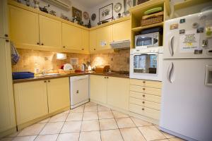 Kuchyň nebo kuchyňský kout v ubytování Sun Hostel