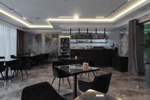 um restaurante com mesas e cadeiras e um bar em President Hotel&Restaurant&SPA em Trostyanets