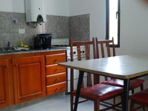 cocina con mesa, mesa y sillas en El Andaluz en San Marcos Sierras