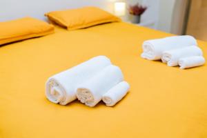 een groep handdoeken zittend op een bed bij Appartamento moderno Second House Catania 26 in Catania