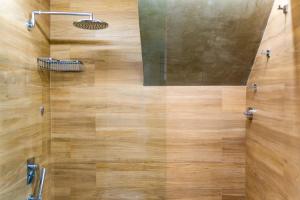 een badkamer met een douche met een glazen deur bij Appartamento moderno Second House Catania 26 in Catania +13 foto's