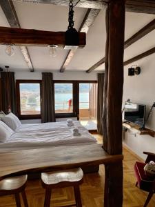 um quarto com uma cama grande e algumas janelas em Lakeview Apartments Ohrid em Ohrid