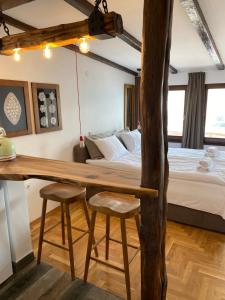 um quarto com uma cama e uma mesa e cadeiras de madeira em Lakeview Apartments Ohrid em Ohrid