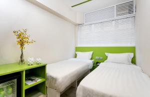 Postel nebo postele na pokoji v ubytování 珀依旅馆 Pop E INN