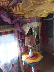 Git'an Périgord la Bonne aventure في Groléjac: مصباح على طاولة في الغرفة