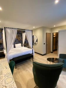 a bedroom with a bed and a table and chairs at Alp de Veenen Hotel in Amstelveen