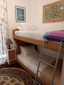1 dormitorio con 2 literas y 1 cama pequeña en Vintage & Art apartment, en Corfú