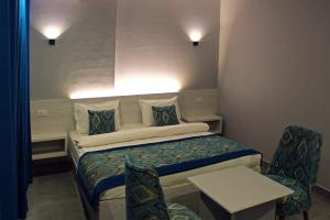 a small room with a bed and a table and chairs at Shellghada Blue Beach in Hurghada