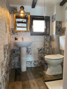 uma casa de banho com um lavatório e um WC em Lakeview Apartments Ohrid em Ohrid