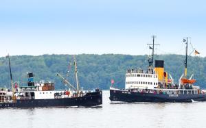 zwei Boote im Wasser nebeneinander in der Unterkunft Inselblick am Meer in Glücksburg