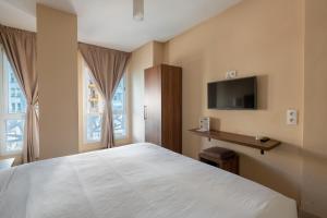 Uma televisão e/ou sistema de entretenimento em Hotel Etoile Du Nord