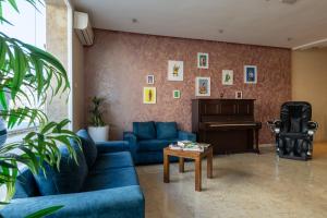 Uma área de estar em Hotel Etoile Du Nord