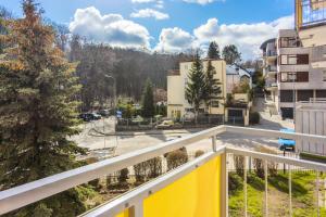 A balcony or terrace at Paderewskiego Apartment Polanka Redłowska Gdynia by Renters