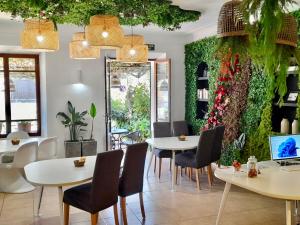 un ristorante con tavoli e sedie e una parete verde di Sol Port Soller a Port de Sóller