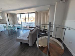 uma sala de estar com um sofá e uma mesa de vidro em Apartments Madrid Plaza Mayor-Cava baja em Madri