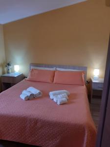 - 2 serviettes sur un lit avec 2 oreillers dans l'établissement Agriturismo Petrosa, à Castrovillari