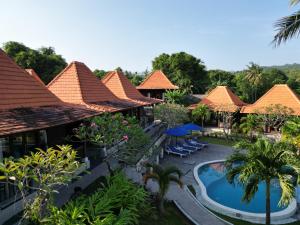 uma vista aérea de um resort com uma piscina em Villa Vilah em Nusa Penida