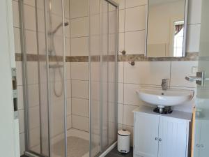 BUND-Ferienwohnung في Lenzen: حمام مع دش ومغسلة