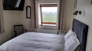 Postel nebo postele na pokoji v ubytování Lahiff's Bay View Guest House