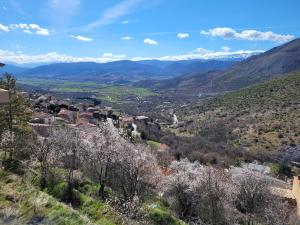 uma vista para o vale a partir da montanha em Casa Adélona em Ofena