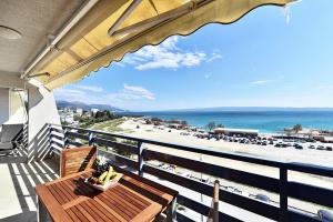 balcón con mesa y vistas a la playa en Apartment Stiv Luxe en Split