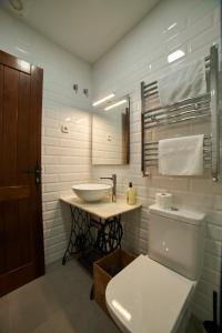 パストラナにあるCasona Alcarriaのバスルーム(洗面台、トイレ付)