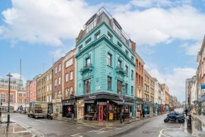 een blauw gebouw aan de kant van een stadsstraat bij Private Studio - Wardour Street - Berwick Street in Londen