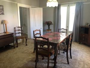 uma sala de jantar com mesa e cadeiras em Anne's Cottage 