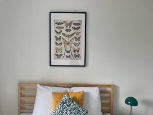 une photo de papillons suspendus au-dessus d'un lit dans l'établissement Appartement à Clisson, à Clisson