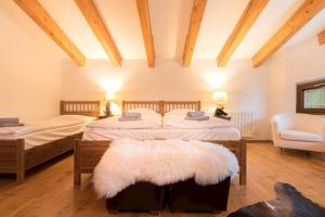 a bedroom with two beds with a white rug at Alpinum Chalet High Tatras in Nová Lesná