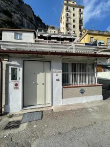 um edifício com uma grande porta ao lado em La Casa al Porto em Salerno