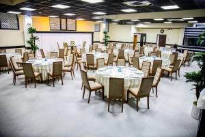 ein Raum voller Tische und Stühle mit in der Unterkunft Emsa Palace Hotel in Darıca