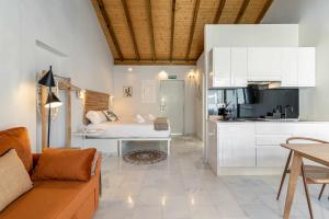 a living room with a bed and a kitchen at ISG Apartments Cuna in Seville