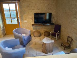 Televízia a/alebo spoločenská miestnosť v ubytovaní Notre petite maison dans la prairie